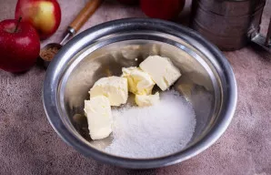 Atskirame dubenyje minkštą sviestą sumaišykite su likusiu cukrumi ir druska. Plakite mikseriu iki kremiškos konsistencijos.