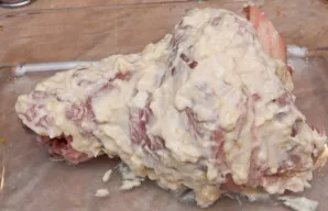 Išvirtą koją išimame iš sultinio, perdedame į indą, kuriame kepsime orkaitėje. Ištepame paruoštu padažu.