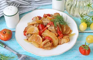 Kiauliena su cukinijomis ir pomidorais paruošta. Skanaus!