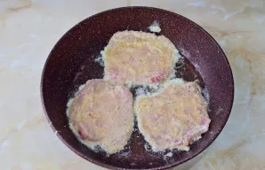 Įkaitintoje keptuvėje įpilkite šiek tiek augalinio aliejaus ir sudėkite mėsą.