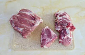 Kiaulieną supjaustykite porcijomis.