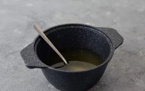 Supilkite sūrymą į puodą, užvirinkite ir virkite ant silpnos ugnies 2–3 minutes.