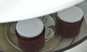 Ir sterilizuokite verdančiame vandenyje dar 7–10 minučių. Tada atvėsinkite ir padėkite į tamsią, vėsią vietą.