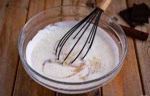 Ištirpusią želatiną supilkite į dubenį su kondensuoto pieno ir grietinės mišiniu. Viską gerai išplakite plakikliu.