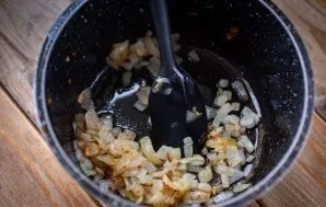 Atskiroje keptuvėje ant silpnos ugnies ištirpinkite likusius 30 gramų sviesto ir pakepinkite penktą, prieš tai smulkiai supjaustytą svogū...