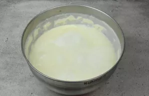 Ant tešlos viršaus per smulkų sietelį pabarstykite ploną sluoksnį kepimo miltelių. Užvirkite virdulį ir užplikykite tešlą verdančiu vande...