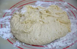 Pabarstykite darbo paviršių miltais, išimkite tešlą.