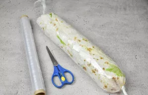 Apvyniokite vyniotinį maistine plėvele ir užfiksuokite galus. Padėkite į šaldytuvą, kad susilietu skoniai ir sutvirtėtų.