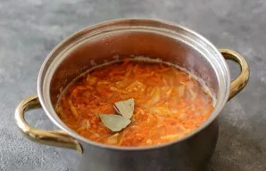 Į sriubą sudėkite keptas daržoves. Tada įdėkite lauro lapą, druskos ir pipirų pagal skonį. Virkite dar 5–7 minutes. Galiausiai sudėkite s...