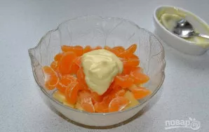 Užpilą sudėkite į salotų dubenį.