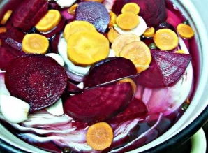 Užpilkite viršų atvėsintu marinatu, į kurį iš anksto įdėjote kvapnųjį pipirą.