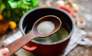 Paskutinį kartą nupilkite vandenį į puodą, įberkite druskos ir cukraus, virkite marinatą porą minučių ir įpilkite acto, užvirinkite ir nu...