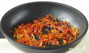 Į keptuvę įdėkite pomidorų pastą, uždenkite dangčiu ir troškinkite 5 minutes.