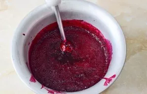 Tada visą masę sutrinkite blenderiu. Grąžinkite ant ugnies.