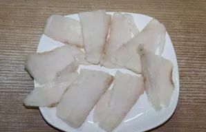 Plonai supjaustykite sūdytus lašinius be odelės.