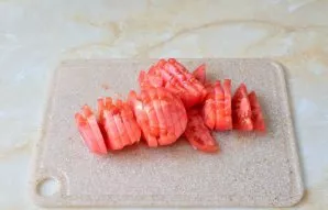 Tada supjaustykite pomidorus.