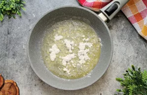 Padažui į keptuvę dėkite sviestą, įpilkite augalinio aliejaus ir pašildykite. Suberkite miltus ir išmaišykite.