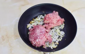 Tuomet į keptuvę sudėkite maltą mėsą.