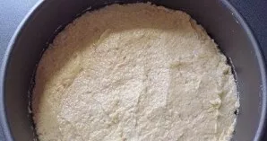 Tešlą lygiu sluoksniu paskleiskite ant kepimo formos dugno.