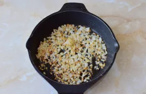 Kad įdaras būtų aromatingas, įdėkite truputį apkepinto svogūno. Svogūną smulkiai supjaustykite ir pakepinkite su augaliniu aliejumi iki a...