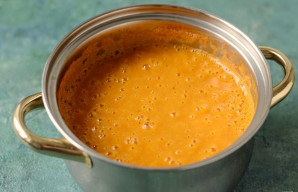 Sriubą sutrinkite trintuvu iki vientisos konsistencijos.