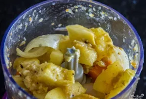 Kai daržovės bus paruoštos, sutrinkite jas iki tyrės konsistencijos blenderiu. Jei tyrelė bus per tiršta, galite įpilti šiek tiek verdanč...