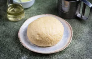 Užminkykite minkštą tešlą, kuri nelimpa prie rankų. Jei reikia, po truputį dar dėkite miltų, kad gautumėte tinkamą tešlos konsistenciją.