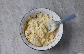 Greitai išmaišykite iki vientisos tešlos. Nemaišykite per ilgai, kad keksas netaptų per tankus.