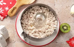 Tada vėl dėkite krūtinėlę.