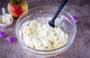 Šaukštu išmaišykite ingredientus, kol jie tolygiai pasiskirstys masėje.