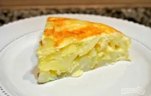 Supjaustykite omletą gabalėliais ir patiekite. Skanaus!