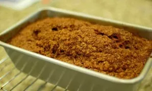 Kepkite iki 180 laipsnių įkaitintoje orkaitėje apie 55–60 minučių, tada išimkite skardą ir palikite 5 minutėms.