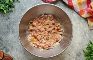 Įpilkite vandens, įberkite druskos, pipirų ir gerai išmaišykite, kad ingredientai tolygiai pasiskirstytų.