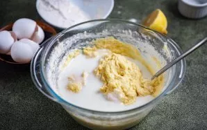 Tada supilkite jogurtą.