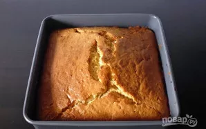 Įdėkite pyragą į įkaitintą iki 160 °C orkaitę maždaug pusantros valandos.