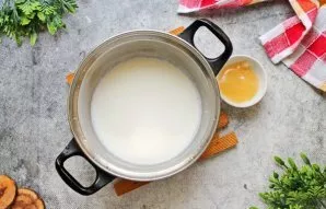 Nukoškite česnaką iš pieno, leiskite jam atvėsti iki 60 laipsnių, įpilkite medaus ir išmaišykite. Dabar galite jį gerti.