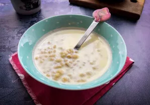 Pienišką sriubą patiekite su gabalėliu sviesto. Gero apetito!