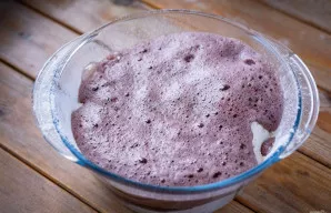 Į persijotus miltus supilkite uogienę su soda.