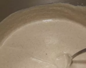 Tada supilkite padažą į puodą ir įjunkite kaitrą. Padažą reikia pakaitinti ant lėtos ugnies. Įpilkite likusią grietinėlės dalį ir įberkit...