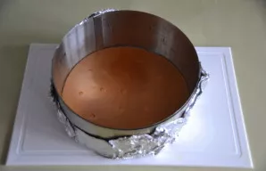 Paruoškite kepimo formą. Jei naudojate kepimo žiedą, padėkite jį ant tvirto pagrindo, nustatykite 18 cm diametrą, dugną išklokite kepimo ...