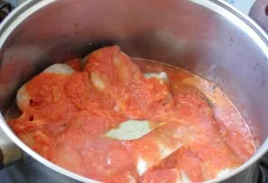 Į puodą įdėkite lauro lapą. Troškinkite ant silpnos ugnies, kol suminkštės, maždaug pusvalandį.