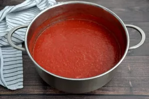 Maždaug po valandos virimo ant vidutinės ugnies pomidorų masė turėtų gerokai sutirštėti.