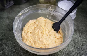 Mentelėmis išminkykite vientisą, klampią tešlą. Dubenį su tešla palikite 30 minučių, uždengę virtuviniu rankšluosčiu, kad šiek tiek pakiltų.