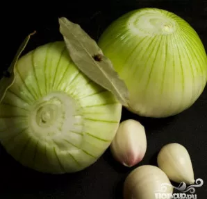 Nulupkite svogūnus ir česnaką. Vienam svogūnui pririškite 2 lauro lapus gvazdikėliais (jo nekapokite). Supjaustykite porą.