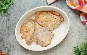 Mėsą sudėkite į kepimo indą ir apšlakstykite aliejumi bei keptuvės sultimis.