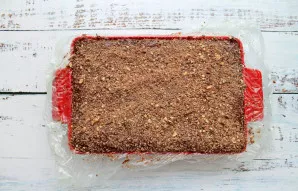 Ant viršaus sutarkuokite šokoladą ir dėkite į šaldytuvą 8 valandoms, kad įsigertų.