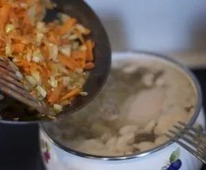 Keptuvės turinį supilame į puodą.