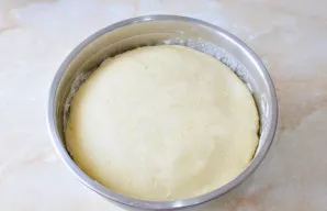 Tuo metu mielinė tešla gerai pakilo. Galima formuoti pyragėlius.