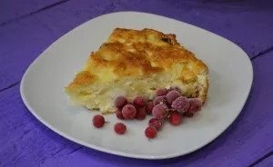 Paruošto apkepo iš karto neišimu iš formos; leidžiu jam šiek tiek atvėsti, tada supjaustau gabalėliais ir patiekiu.