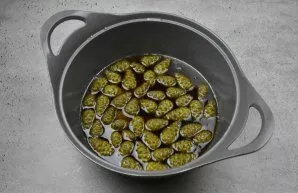Atidėtus uogienės kankorėžius sudėkite į sirupą. Puodą su uogiene uždėkite ant ugnies. Užvirinkite, virkite 10 minučių, retkarčiais pamai...